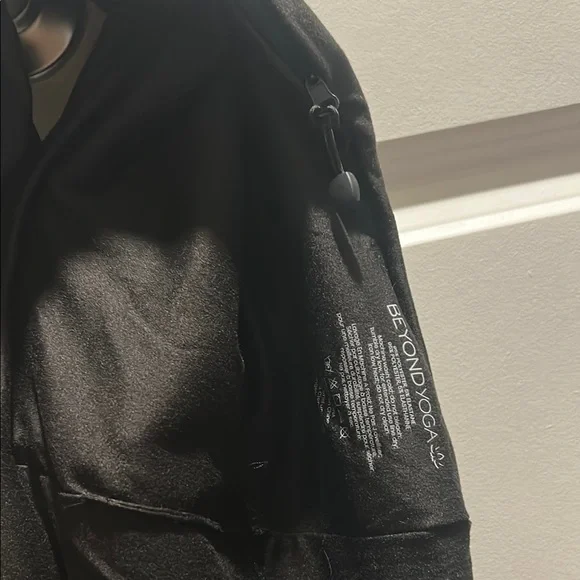 Beyond Yoga Black Infinity Scarf with Hidden Pocket One Size - Picture 3 of 5